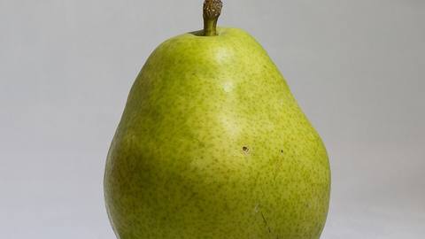 A single green pear on a plain background