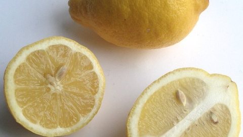 Whole and halved lemons